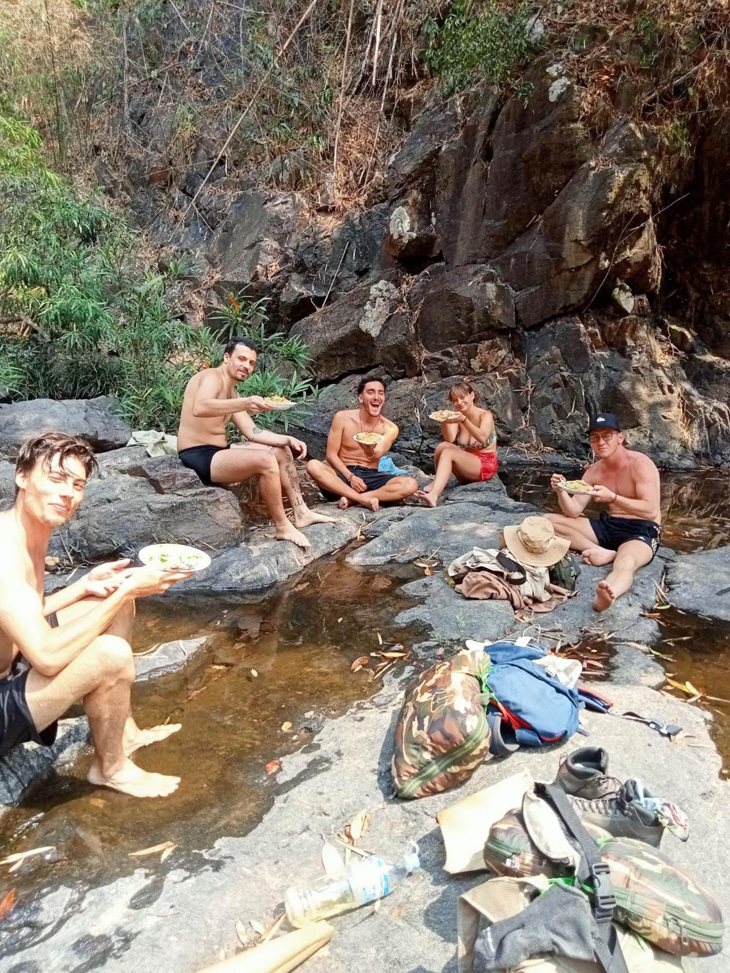 Bee Bee'S Chalets Home Stay And Trekking Banlung Exteriör bild