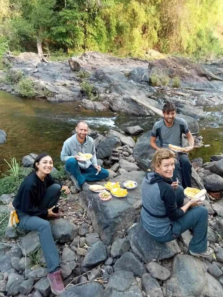 Bee Bee'S Chalets Home Stay And Trekking Banlung Exteriör bild