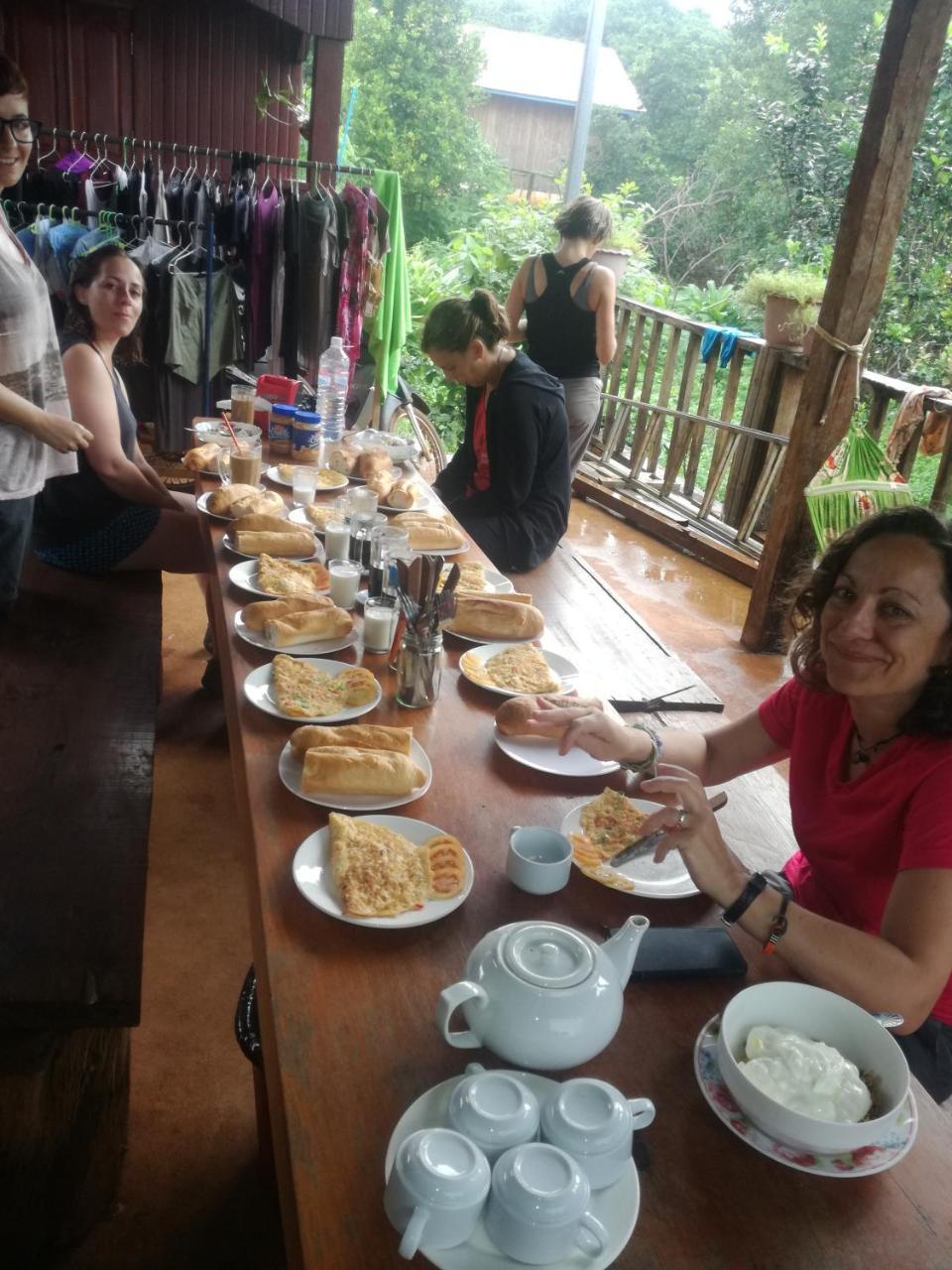 Bee Bee'S Chalets Home Stay And Trekking Banlung Exteriör bild