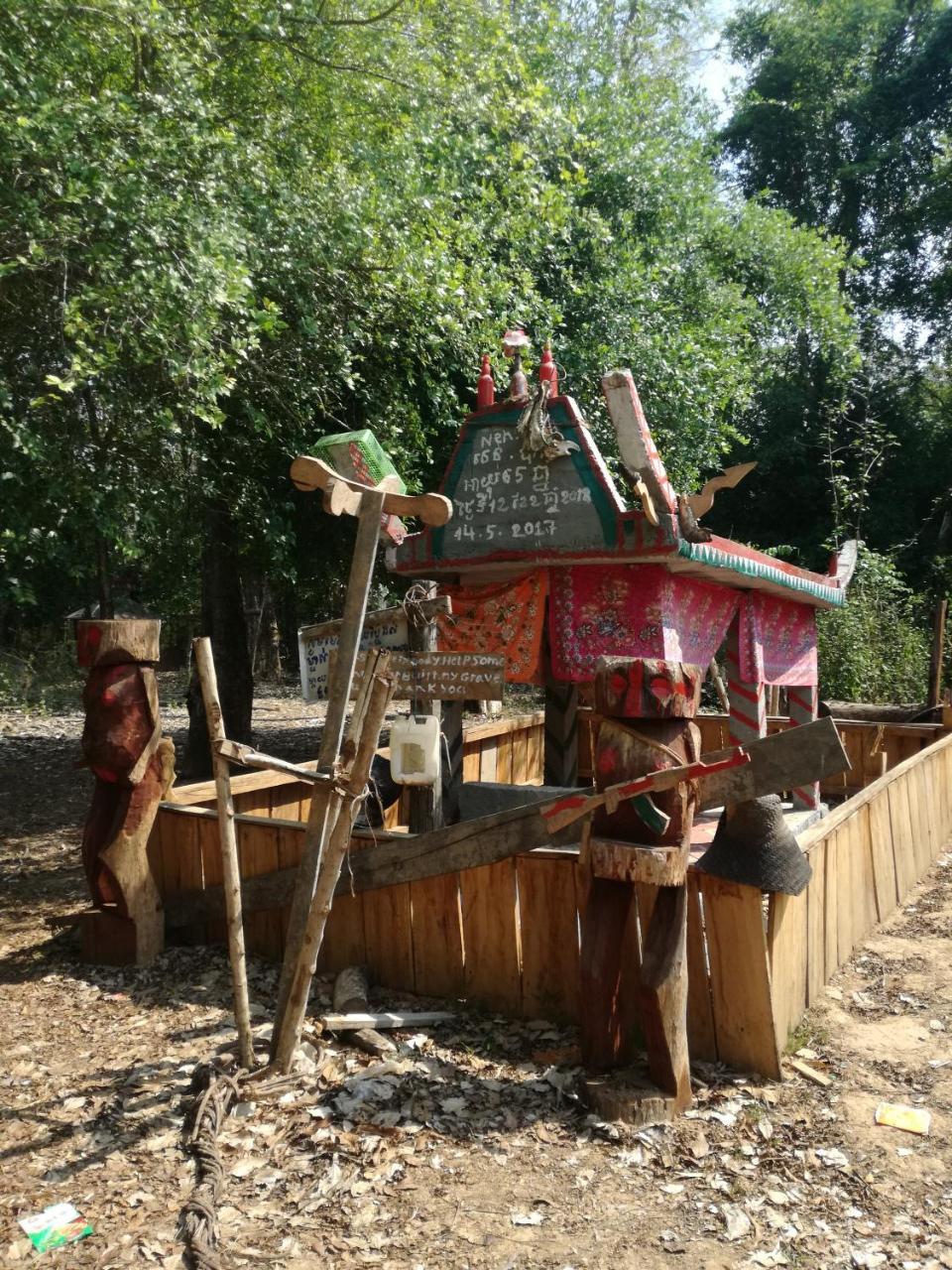 Bee Bee'S Chalets Home Stay And Trekking Banlung Exteriör bild