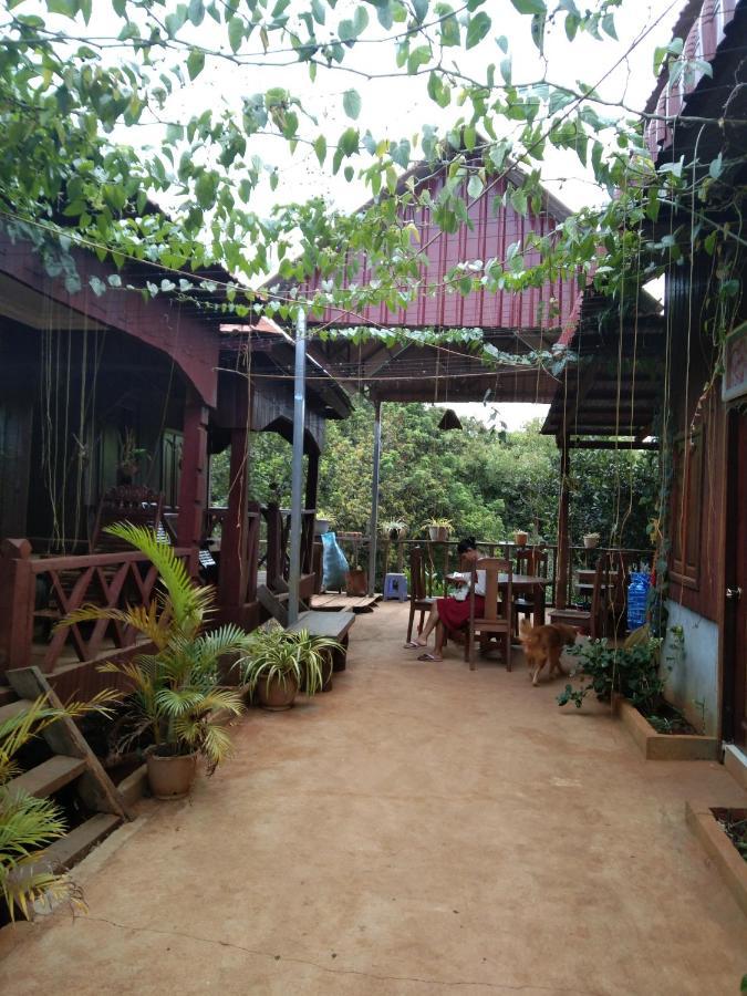 Bee Bee'S Chalets Home Stay And Trekking Banlung Exteriör bild